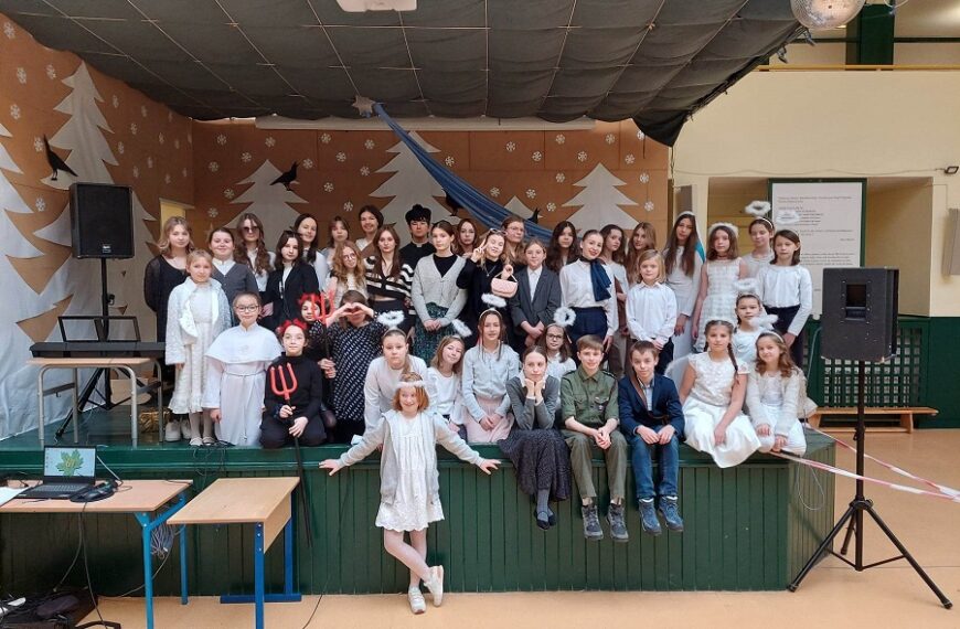 „W podróż przez wieki” – przedstawienie kółka teatralnego
