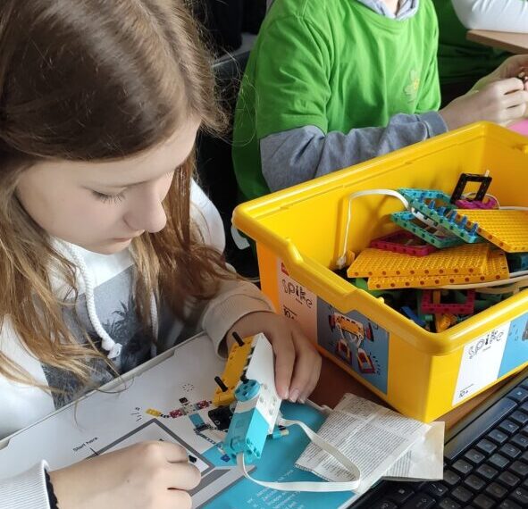 LEGO Education Spike Prime w klasie 8d i 5e.